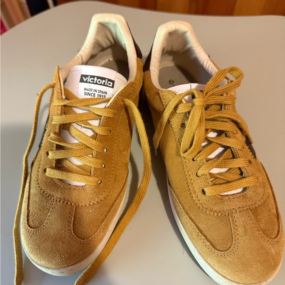 Victoria Women’s Suede Sneakers